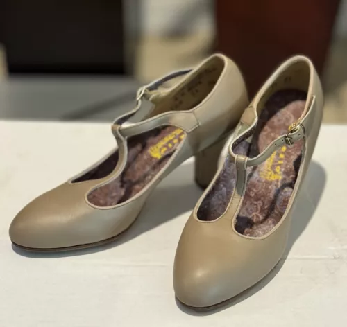 CAPEZIO Vintage 1990s Shoes Tan Dancing Heels T-STRAP Size 8 NEW see description