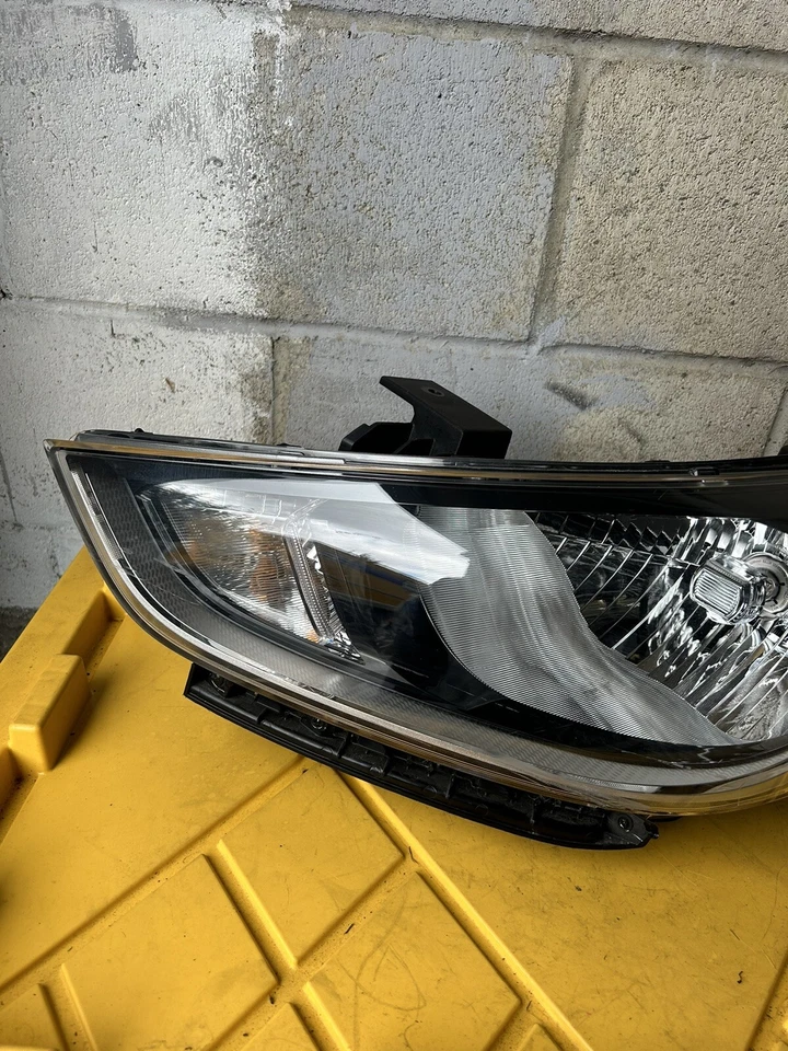 Faro izquierdo Hyundai Accent 2018-2022 OEM Foto 4 de 4