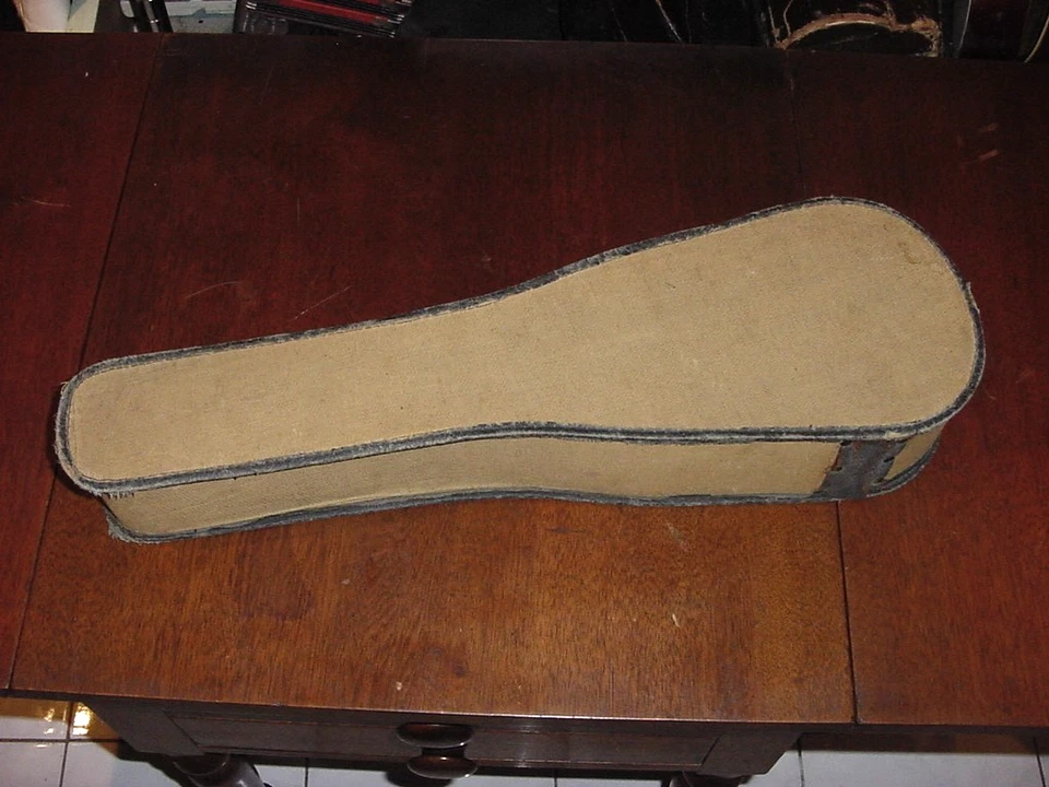 HAWAIIAN UKULELE UKE AND ORIGINAL CASE 1920S NICE UKE TRIM - Image 2 of 4