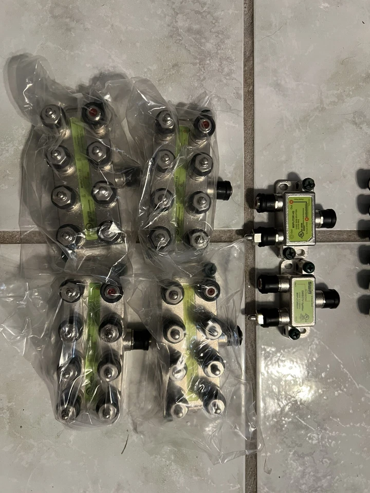 DIRECTV SWM-30 COMPLETE KIT W/ REVERSE BAND LNB 2- 2WAY & 4- 8WAY Splitters NEW - Image 3 of 4