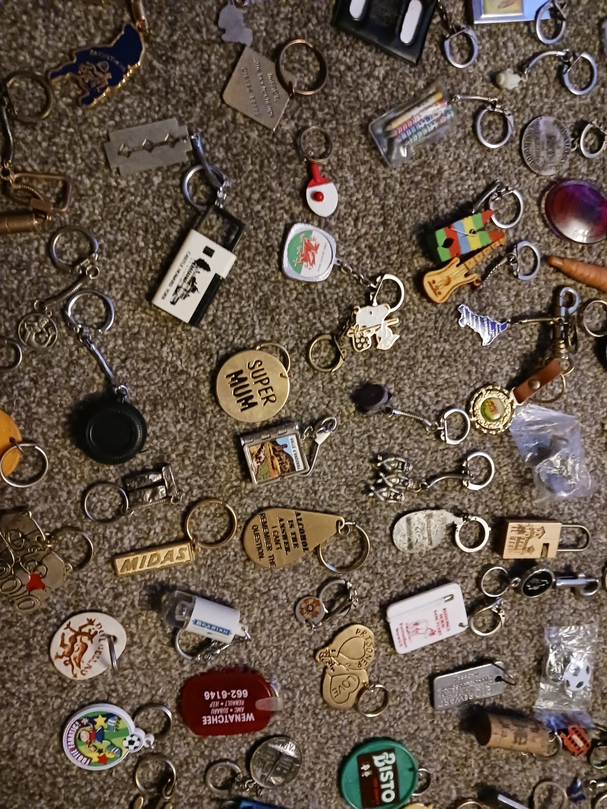 Job Lot Bundle Of Modern And Vintage Novelty Souvenir Key Rings 500
