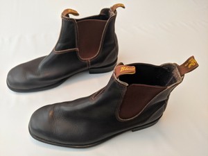 blundstone dark brown