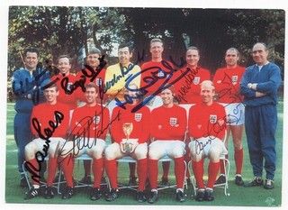 1966 WORLD CUP TEAM COLOUR POSTCARD SIGNED BY NINE ENGLAND WINNERS