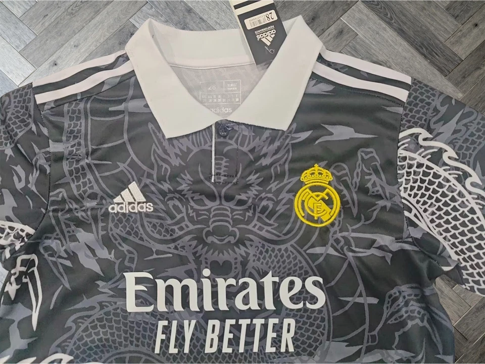 Kit Fútbol Infantil Real Madrid Edición Dragón Negro Foto 3 de 4