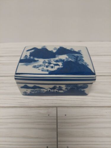 Vintage Chinoiserie White And Blue Lidded Porcelain Trinket Box/ Tea Caddy - Picture 1 of 10