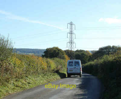 Foto 6x4 2010: Weißer Lieferwagen mit einem auf dem Dach balancierten Pylon Trudoxhill O c2010
