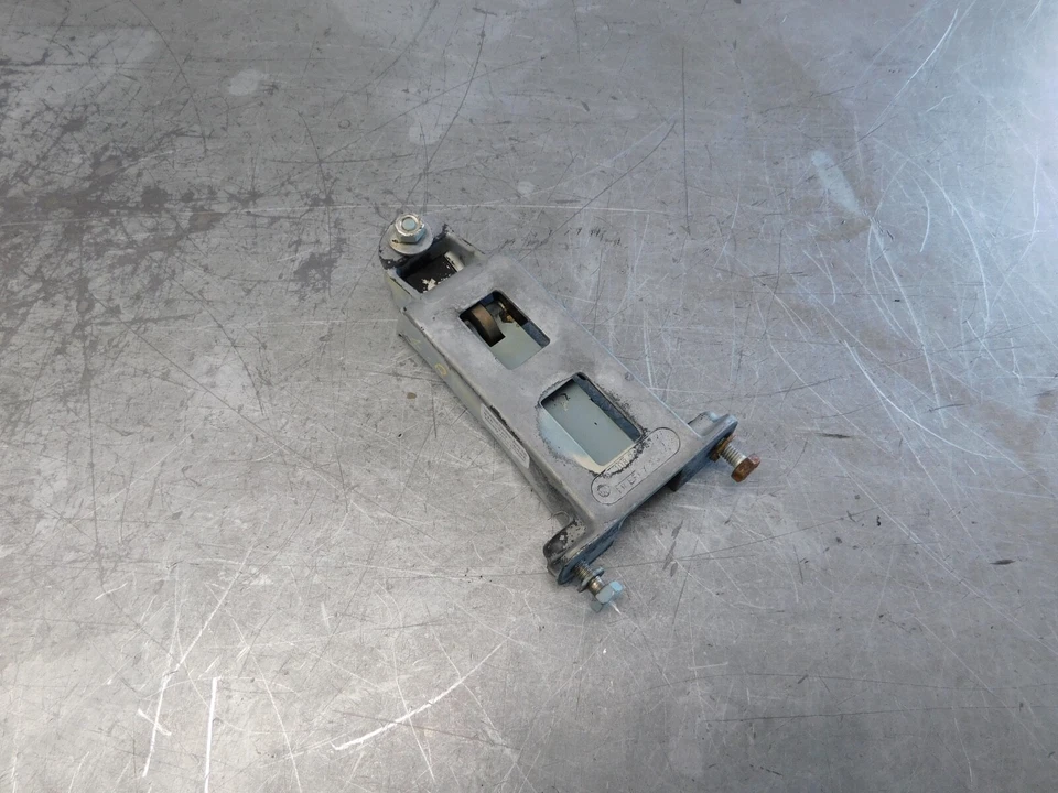 108 109 114 115 250S 250SE 250SEL 280S 280SEL REAR DOOR STOP 1087330027 - Image 2 of 3