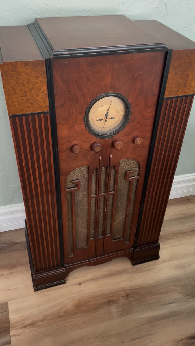 Montgomery Ward アンティーク木箱 1930's Montgomery Ward Tube Radio - Airline Floor Console Model