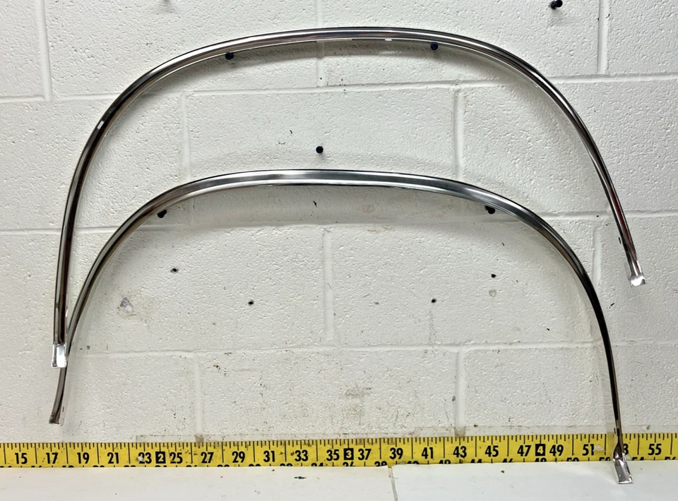 OEM GM LH Wheel Well Trim Front/Rear 988139/988141 Set 1982-87 GMC 1500 (SR65) - Image 2 of 4