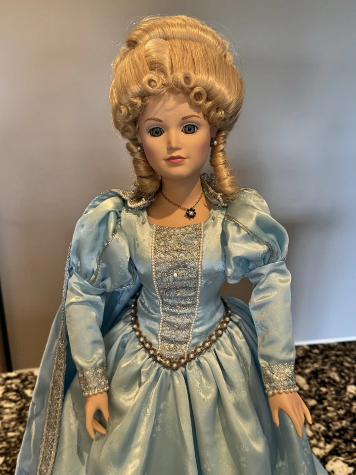 25英寸Danbury Mint灰姑娘瓷娃娃童话标志性蓝色球服 — 第 2/4 张图片