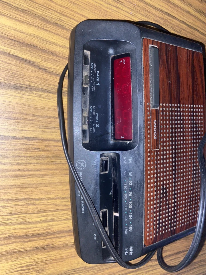 Antigo Rádio Despertador Digital GE AM FM Woodgrain Modelo 7-4621A Testado Funciona - Imagem 2 de 4