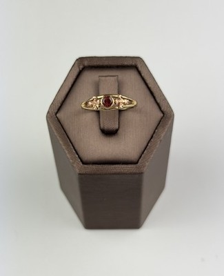 Granat Ring 9 kt Gold, Vintage und gepunzt, mit kleinen Details aus Rotgold