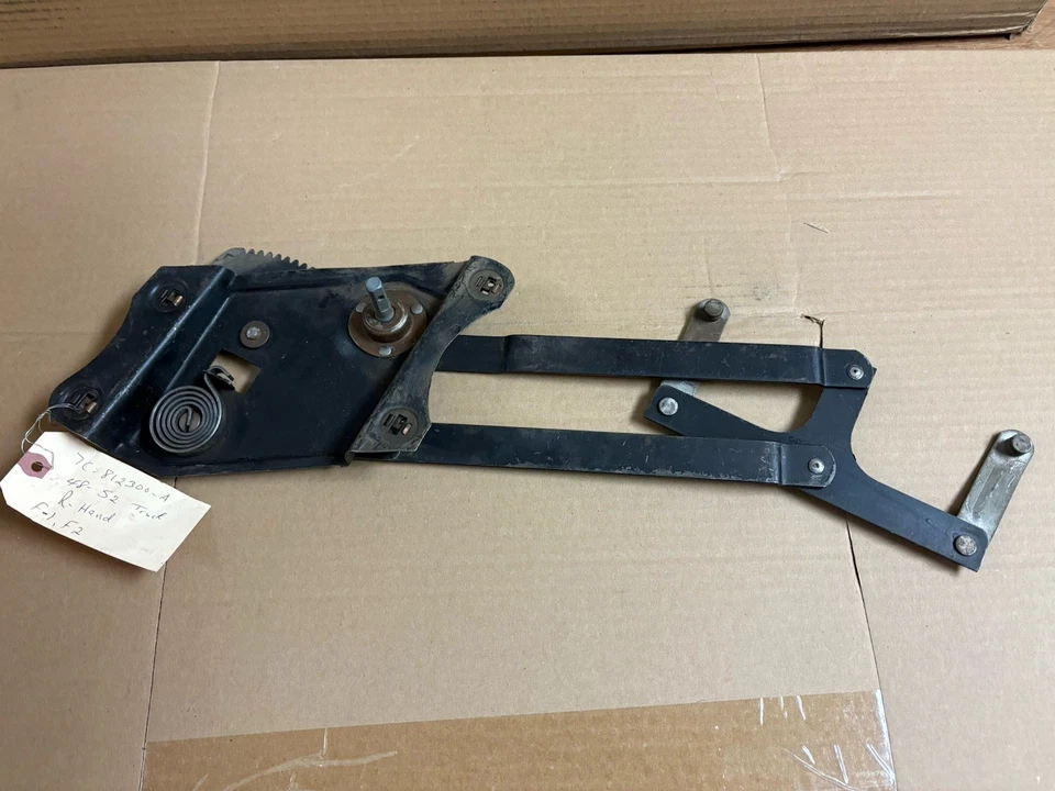 1948 - 1952 年福特卡车 NOS 右侧车窗调节器适用于福特 F -1 至 F-5。 #7C-812300 — 第 2/4 张图片