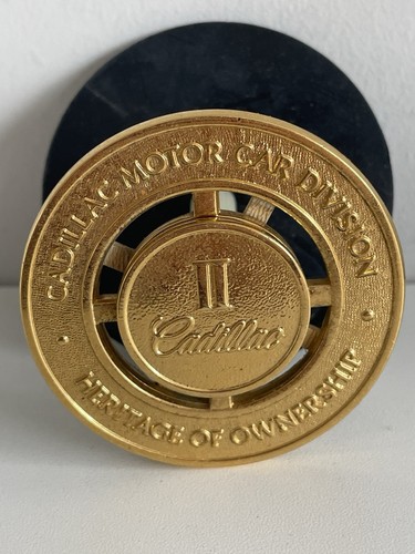Cadillac Heritage Of Ownership 2 vergoldete Ornament mit Hardware