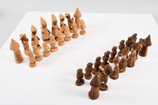 C64O50- Drewniane figurki szachowe 31- szt.