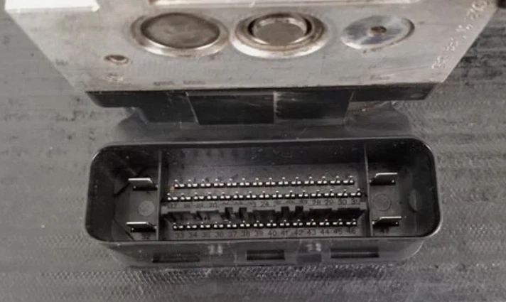 2011-2012 Chrysler 300 Dodge Charger ABS Anti Lock Brake Pump Module Assembly Foto 3 de 4