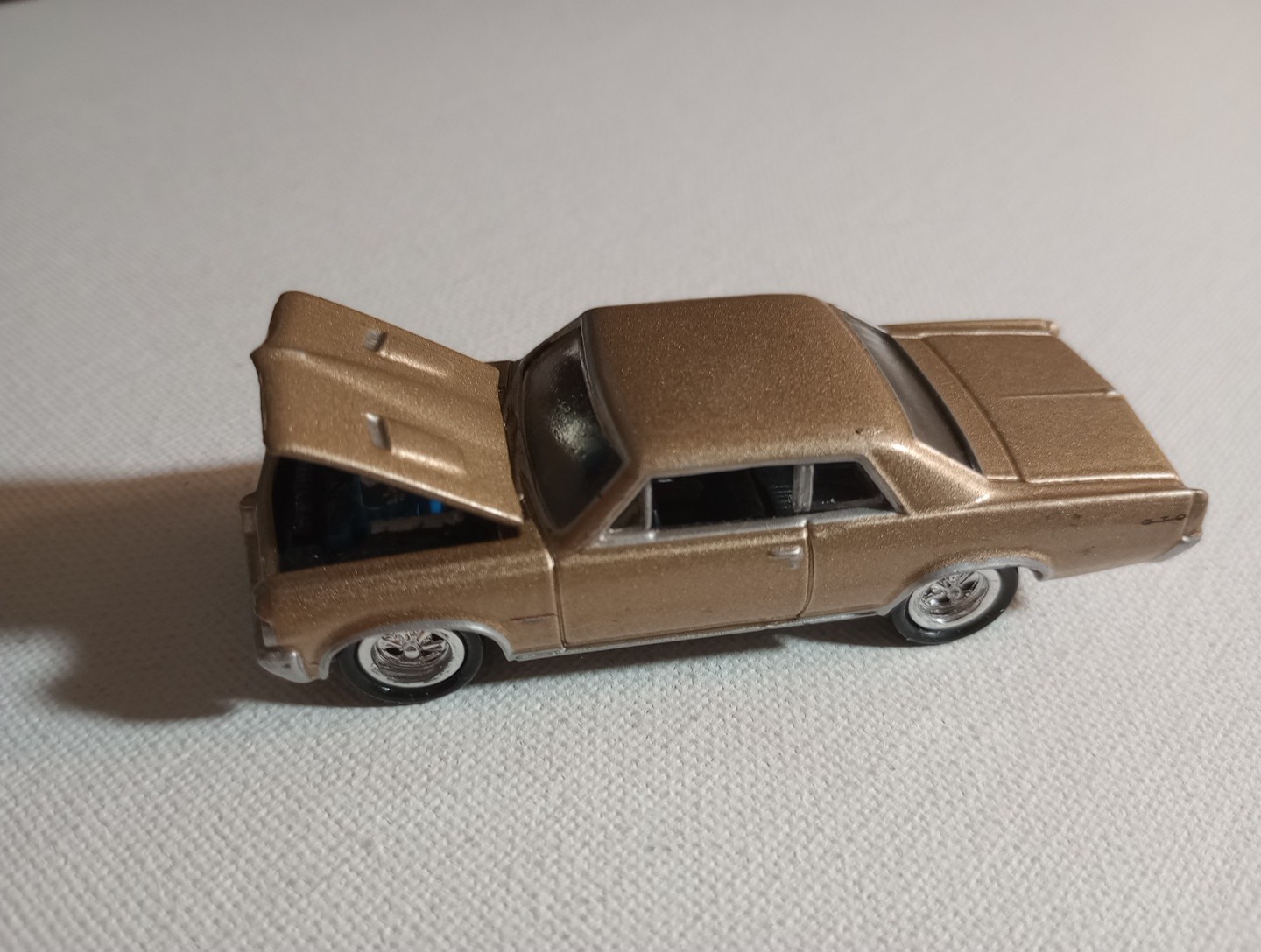Johnny Lightning 1964 Pontiac GTO Gold Series Muscle Cars Gold Opening Hood!