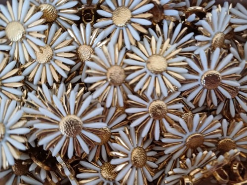 20 mm x 6 Luxus Gänseblümchen Gold Weiß Emaille Schaft Rückseite HQ John Lewis Knöpfe & Geschenk