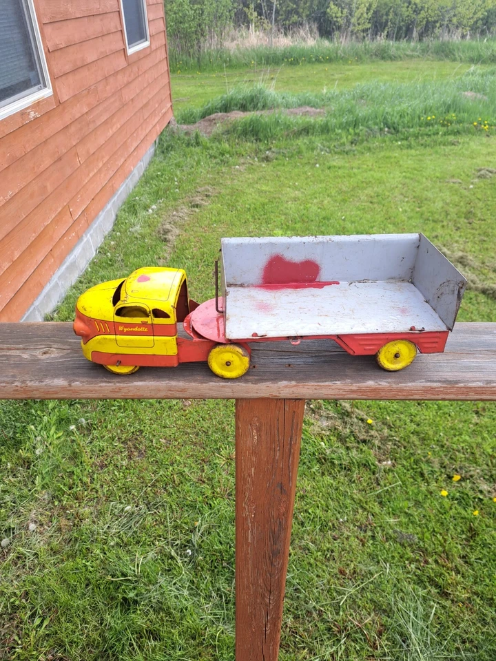 Camión de volteo lateral vintage Wyandotte rojo/amarillo de acero prensado Foto 3 de 4