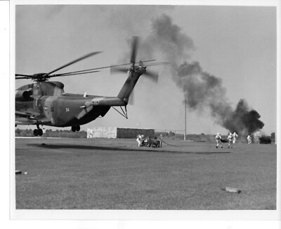 ORIGINAL 1972 NASA ISSUED PHOTO OF APOLLO 17 RESCUE OPERATIONS TRAINING