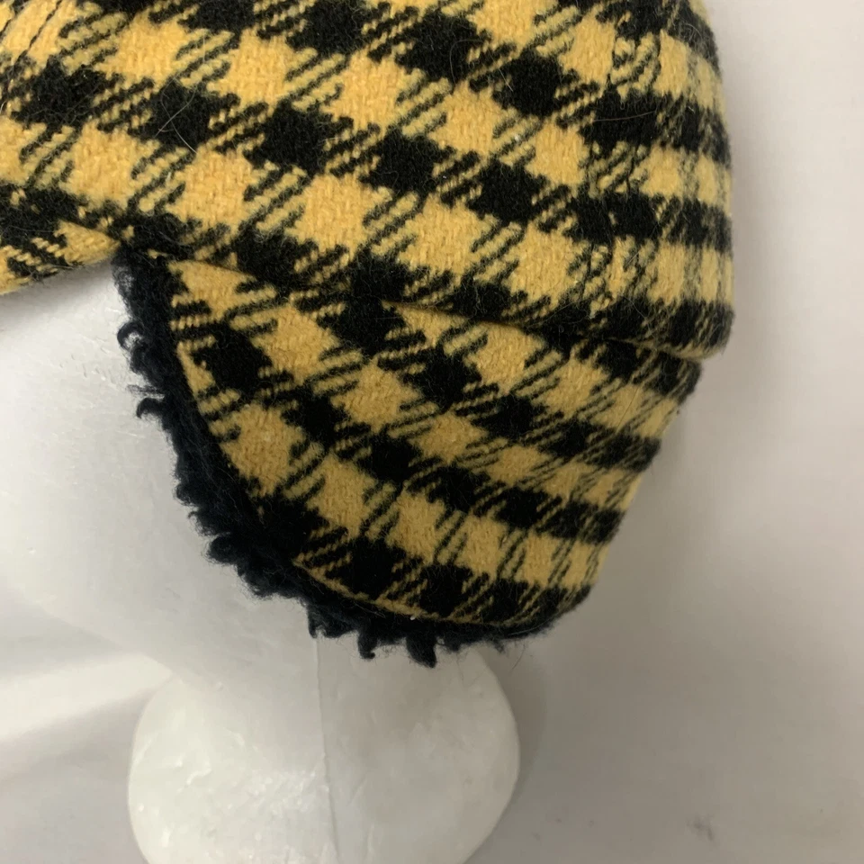Gorra CAT Negra y Amarilla Cuadros Sherpa Forrada Ala Orejeras Cálida Invierno Foto 3 de 4