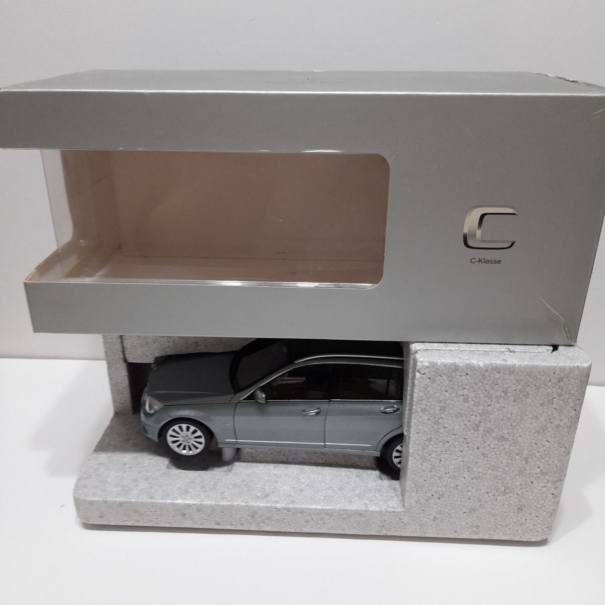 1:18 Autoart - Mercedes C-Klasse W204 Wagon *Dealer Edition