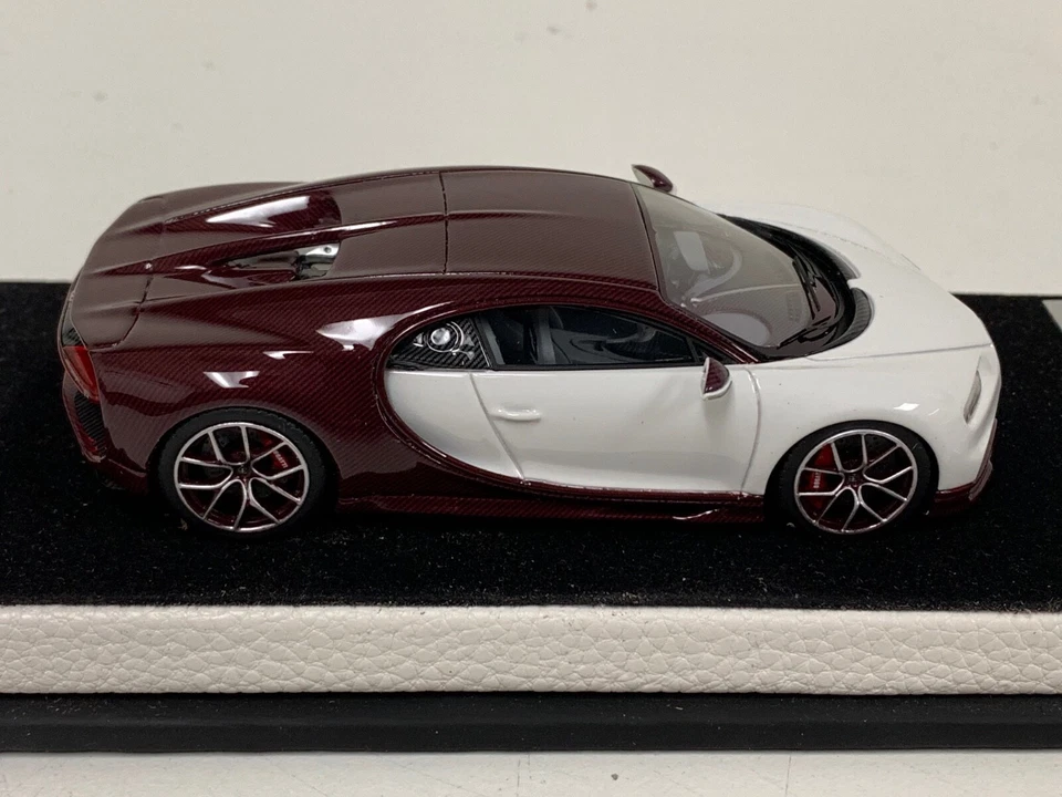 1/43 Looksmart Bugatti Chiron in White and Red Carbon on White  custom Base - Image 4 of 4