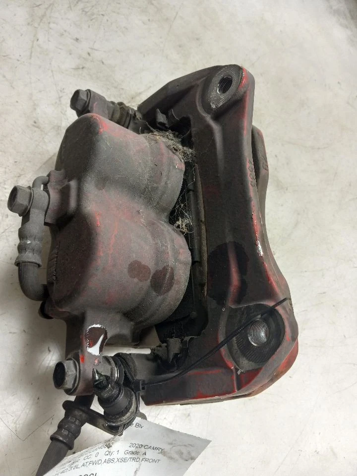 20 21 22 TOYOTA CAMRY TRD XSE ПЕРЕДНИЙ ВОДИТЕЛЬ ЛЕВЫЙ ТОРМОЗ СУППОРТ - Изображение 2 из 4