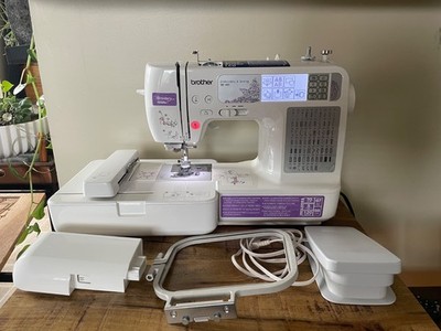Brother SE-400 Sewing and Embroidery Machine w/ attachment - Works Great!