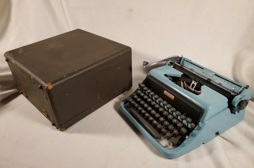 Vintage Underwood Golden Touch Quiet Tab Universal Portable Typewriter in Case - 第 4/12 張圖片
