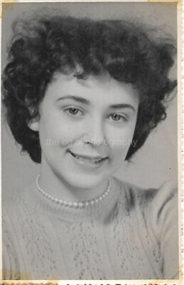 PORTRAIT OF A BEAUTIFUL WOMAN Vintage FOUND PHOTO Black+White ORIGINAL 412 43 V