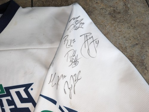 2005 Florida Everblades Team Signed Season Ticket Holder Jersey And 2 Pucks - Picture 4 of 12