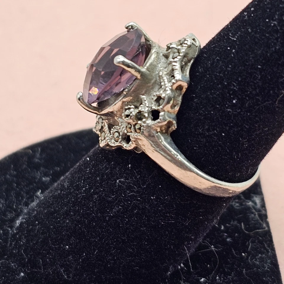 Anillo vintage de plata de ley 925 con marcasita de cóctel púrpura corte ovalado vidrio talla 7,5 Foto 3 de 4