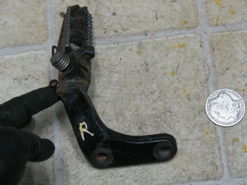 81 SUZUKI DR500 ESTRIBA DERECHA Y SOPORTE Foto 2 de 4