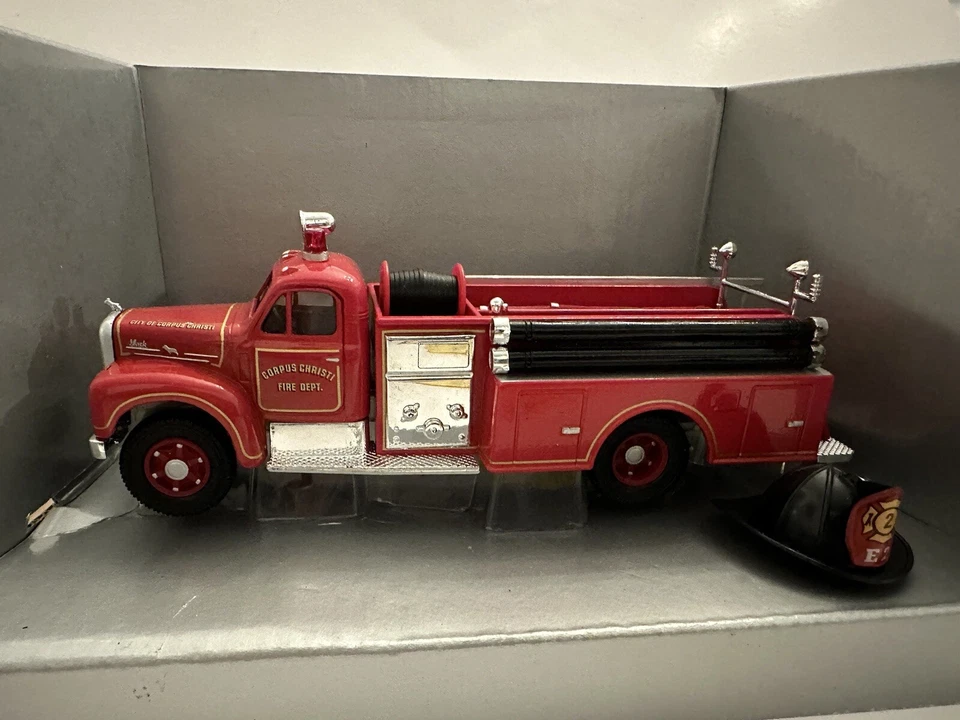 CORGI 1/50 MACK B CLOSED PUMPER CORPUS CHRIST FIRE DEPT ENGINE + HELMET #52403 - Image 2 of 4