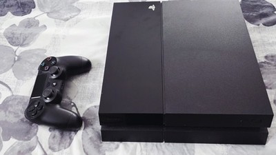 Sony PlayStation 4 Console 500GB CUH-1115A With Controler
