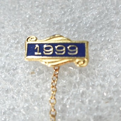 1999 Gold Scroll Pin Graduation Year Commemorative Chain Lapel Badge Small
