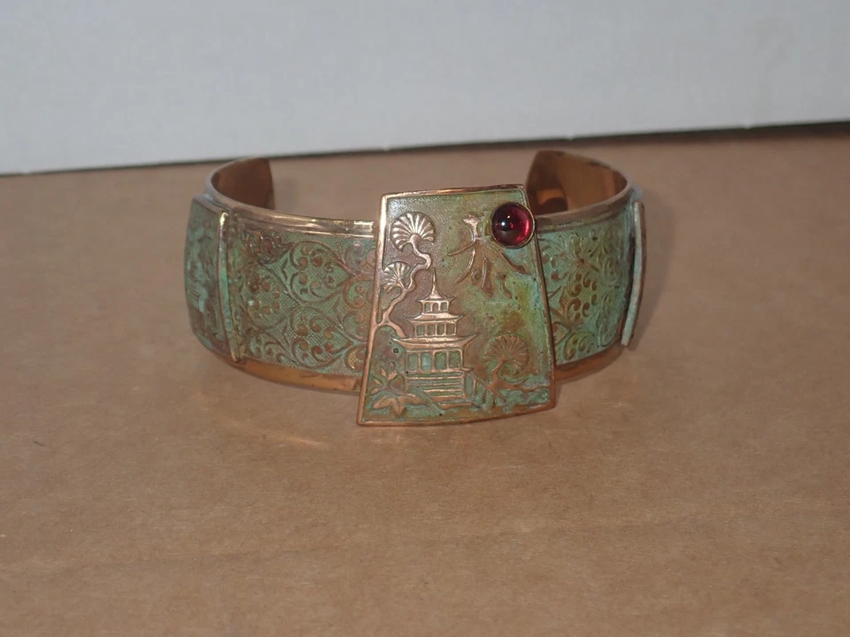 Brazalete pagoda latón macizo pátina Elaine Coyne Verdigris con granate Foto 2 de 4