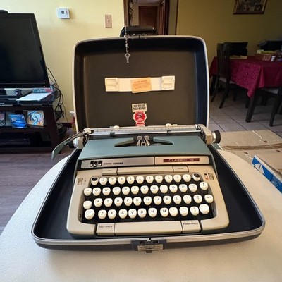 Smith Corona Classic 12 Portable Typewriter w/ Case & Manual