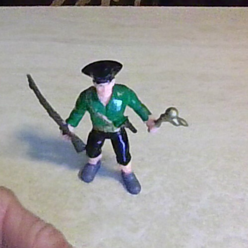 Revolutionary War Soldier Pirate Toy Mini Figure w/ Musket Rifle Gun & Gold Flag
