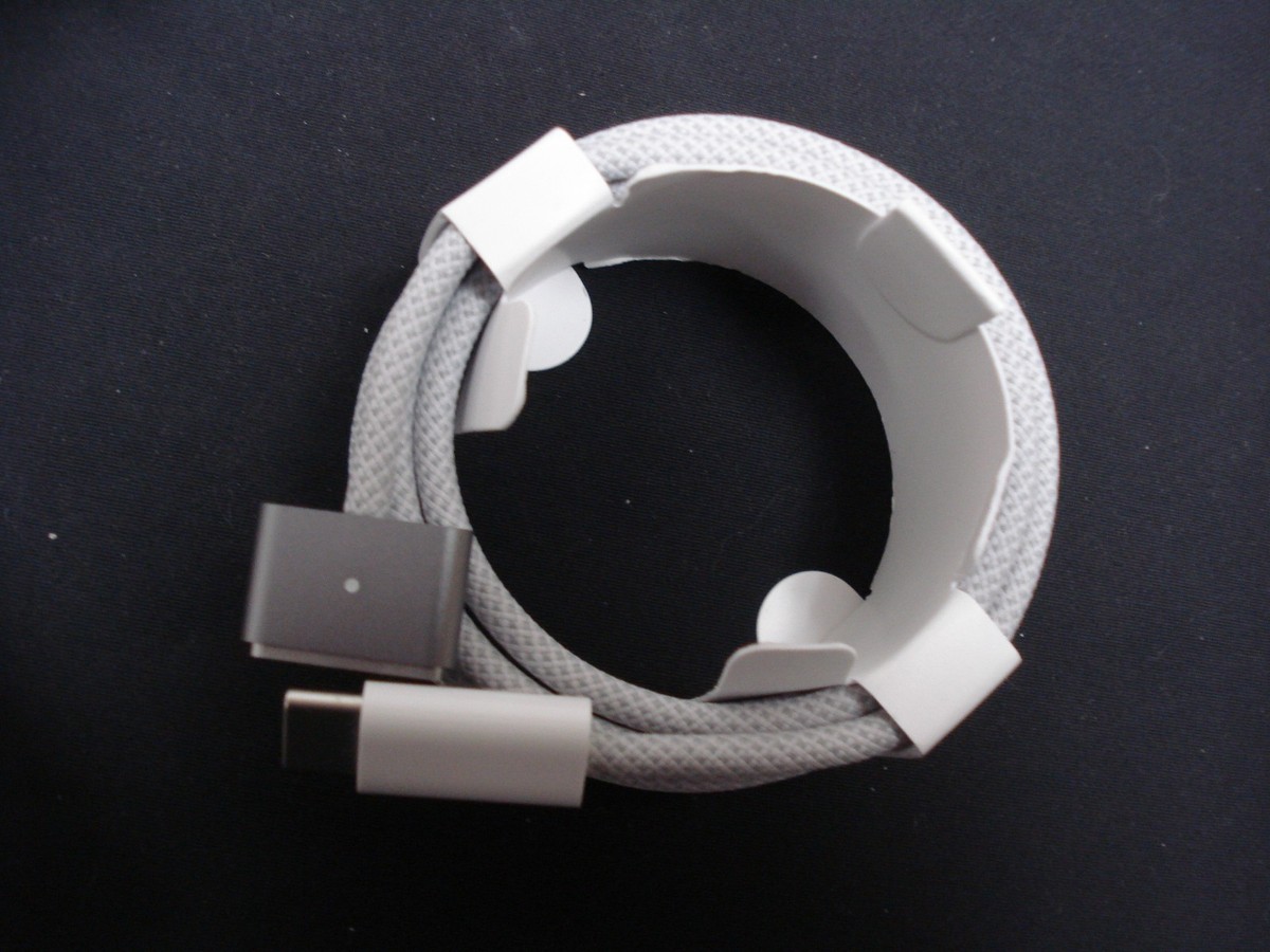 APPLE MacBook Pro 14-Inch with M1 Pro Chip 67W USB-C Charger