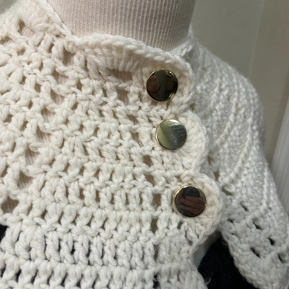 Poncho Abuela Chic Tejido a Mano Crochet Flecos Crema Botones Dorados Talla Única Chal Foto 3 de 4