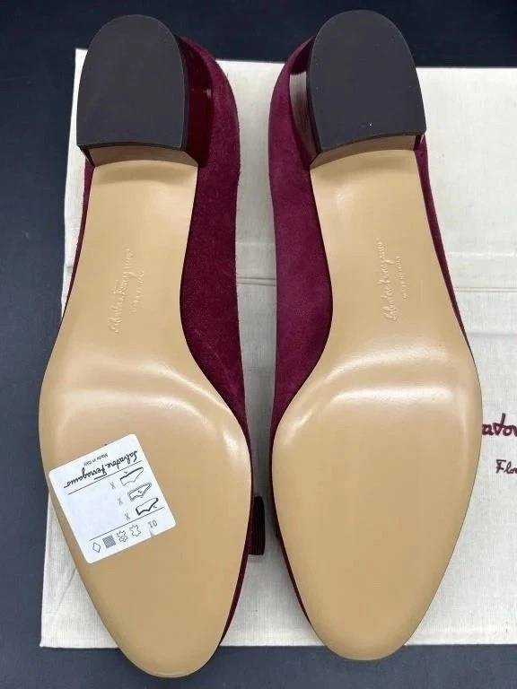 Zapatos de salón Salvatore Ferragamo Vara con lazo gamuza borgoña herrajes dorados, talla 8 Foto 3 de 4