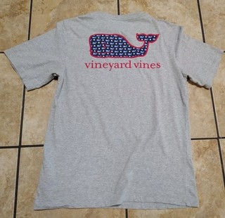 Vineyard Vines Juvenil Grande (16) Bolsillo Camiseta Patriótica