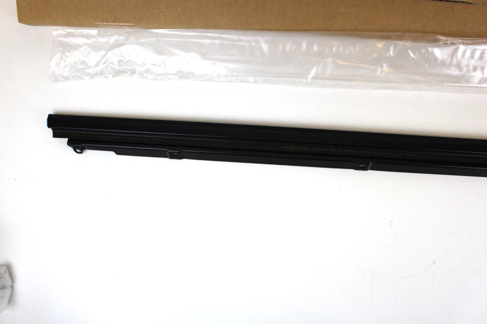 Original Porsche 970-537-156-01-A78 PANAMERA Cinturón Moldura Delantero Derecho Nuevo Foto 4 de 4