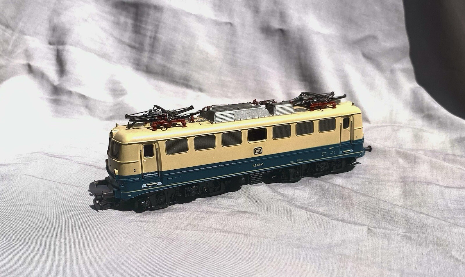 Marklin HO Bo-Bo Electric Engine 140 239-5 (Cream & Teal)