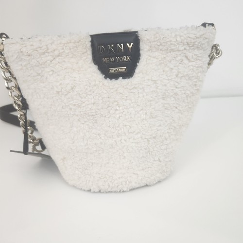 Bandolera DKNY Sherpa Bucket Marfil Sherpa Dorado - Imagen 4 de 12