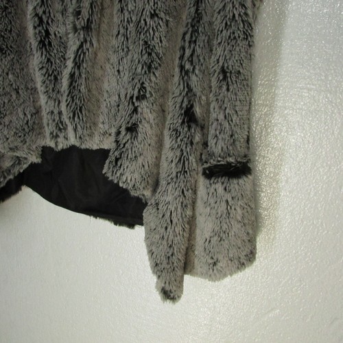 Democracy Faux Fur Vest Women Sz S Small Pockets White with Pink Hue & Black NWT - Picture 3 of 5