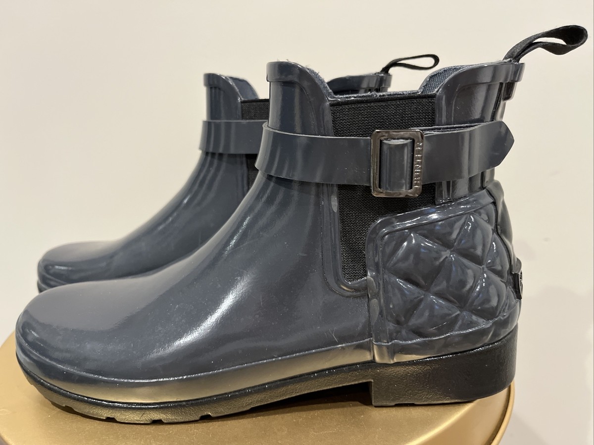 Women's Quilted Gloss Refined Slim Fit Chelsea Boots