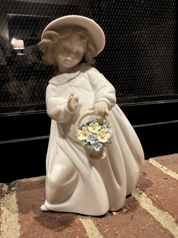 Lladro 6685 Girl With Flowers Basket Figurine